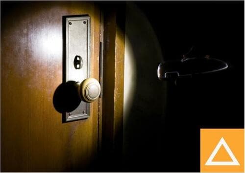 光は強いけど範囲が狭め ツインバード「停電センサー LEDサーチライト LS-8554」 イメージ2