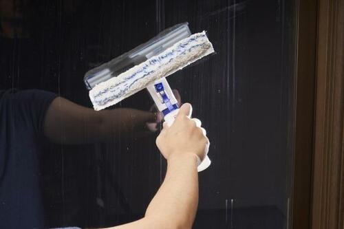 プロ直伝のラク技！ スクイージーはナナメに当てるのがコツ イメージ