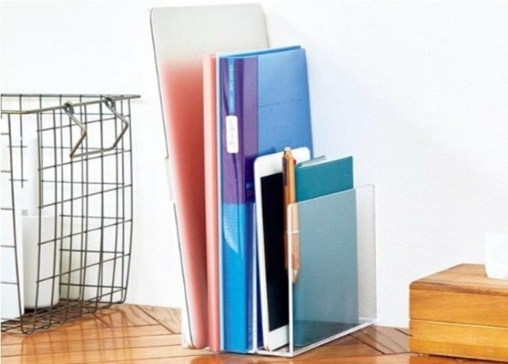 【収納テク】ノートPCを縦置き！ 無印の「アクリル仕切りスタンド」が便利でした