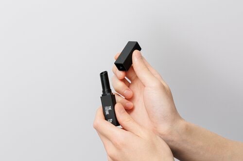 やや暗めの仕上がりで、使用感に気になる点も メンズ色付きリップおすすめ イメージ3