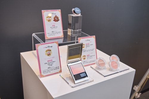 ベストコスメ受賞アイテムを展示！ イメージ2