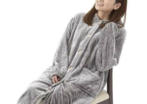 SNSで注目のニトリ「着る毛布」をプロと検証しました