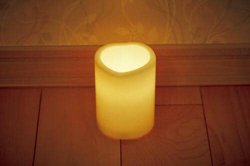 3本セットで高低差を出せる！IKEA「LEDブロックキャンドル」 イメージ3