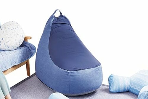 カインズ 3種の素材をブレンドした ひんやりソファー ビーズクッション ネイビーMの製品画像