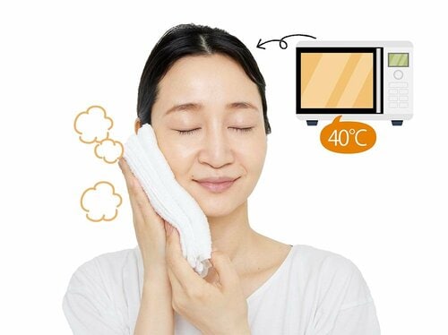 STEP1:洗顔後にレンジで40度ほどに温めたタオルで5分間顔を温める イメージ