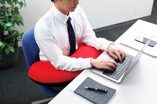 肘置きクッションで仕事中に疲れにくい姿勢に 肘置きクッションおすすめ イメージ