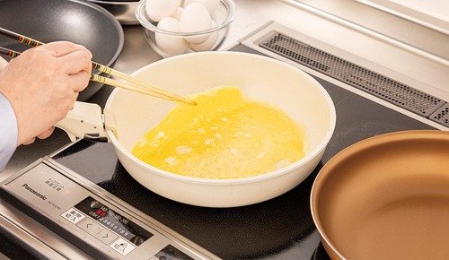 1000回擦ってコーティングの耐久性を確認 フライパンセットおすすめ イメージ2