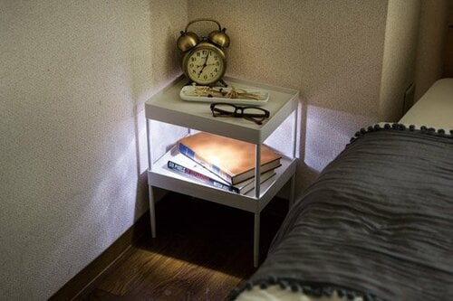 A4脚付トレーを2段重ねてサイドテーブルに早変わり イメージ