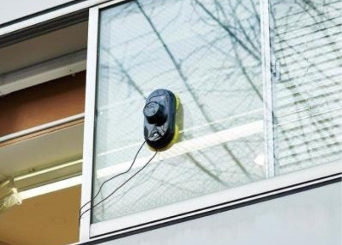 勝手に窓拭き！サンワダイレクト「窓掃除ロボット」でホントにキレイになるの？│『家電批評』が検証