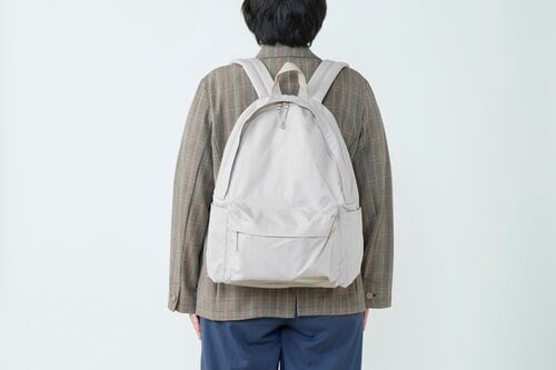 かっちりめのスタイルには不向き レディース向け通勤リュックおすすめ イメージ