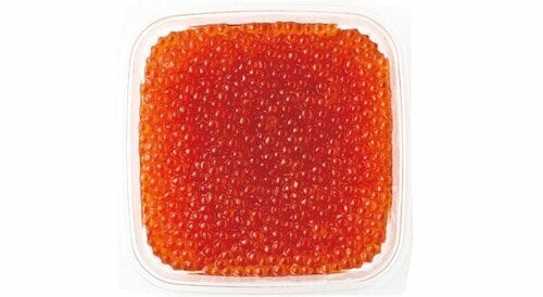 醤油の味が染みたご飯の上の赤い宝石