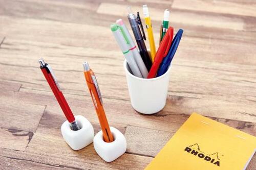 その１： 散らばるペンはまとめて歯ブラシスタンド＆白磁コップに イメージ