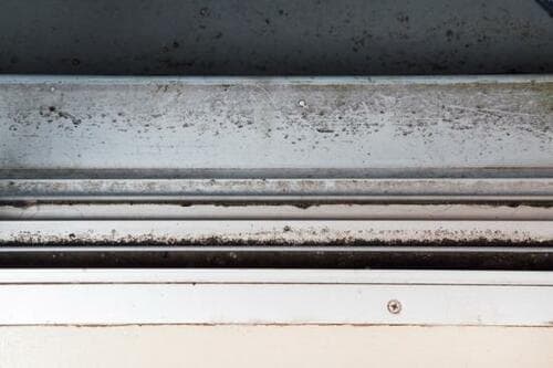 窓サッシの汚れに困ったら 「お湯＋重曹」がおすすめです イメージ