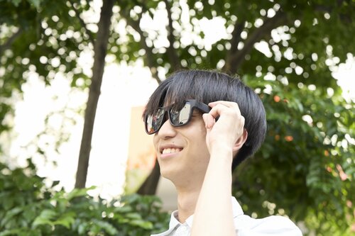 オーディオグラスで音楽を楽しむ男性