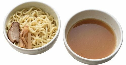 【2位】柚子の香りが爽やか!魚粉が効いた「具付きつけ麺」