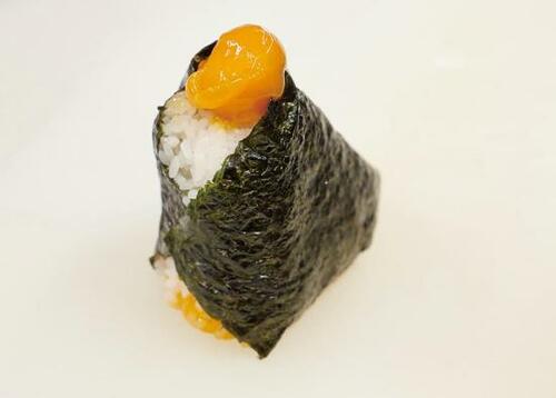 6:横に1回転がして頂点に卵黄をトッピングしたら完成!