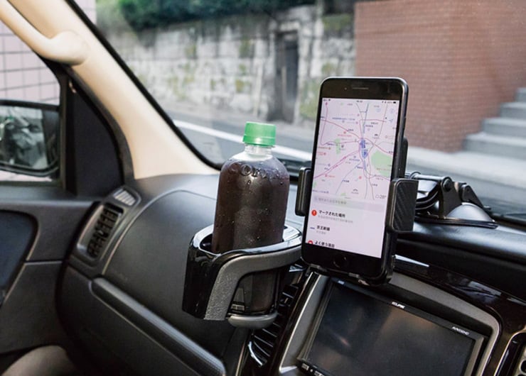 「これは完璧！」スマホとドリンク、どこに置くか問題がついに解決！