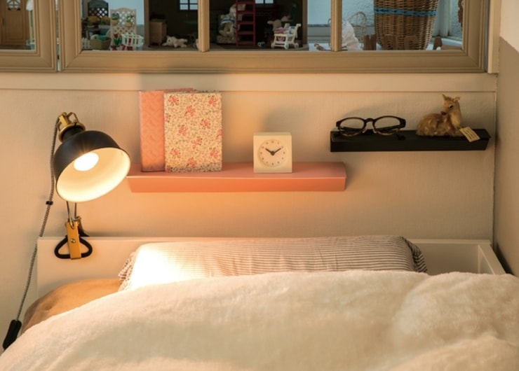 大家バレしないんです！ 枕もとの棚には