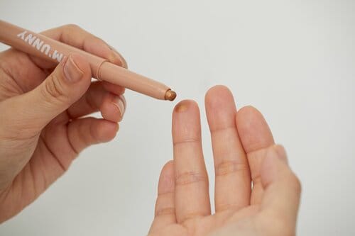 コツ2:指にとって塗ると塗りやすい スティックアイシャドウおすすめ イメージ