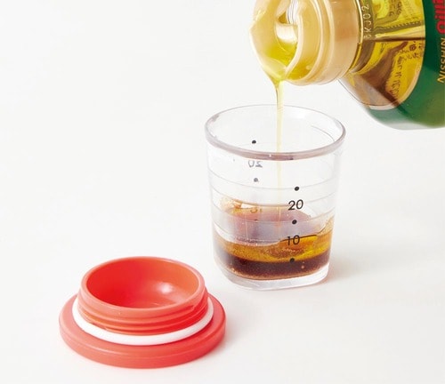 ドレッシングやしょうゆは持ち運べる専用カップにin! イメージ