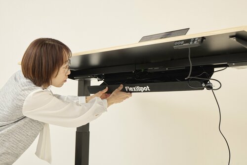 結果:ケーブルをスッキリ配線できた! FlexiSpotの電動昇降デスクおすすめ イメージ2