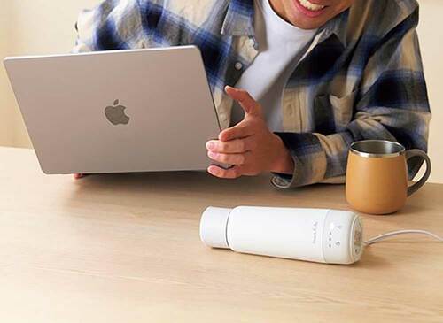 水筒レベルの大きさで便利。倒しても水がこぼれず安心！ 持ち運び電気ケトルおすすめ イメージ