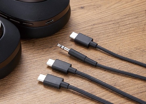 ミニプラグとUSB-Cで有線接続ができる イメージ
