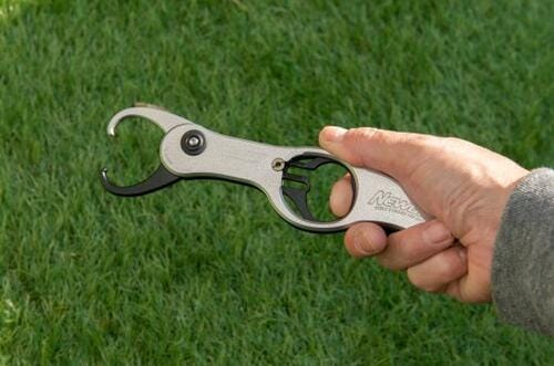 魚を掴むときに狙いやすい フィッシュグリップおすすめ イメージ