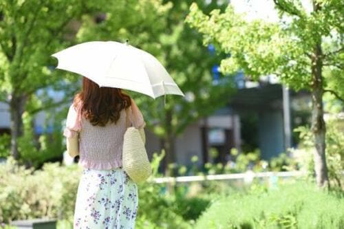 日差しから肌を守る!正しい日傘の選び方って?