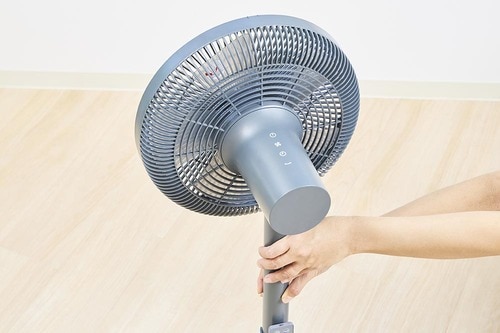 高さ調節が2段階しかないうえに持ち手がなくて運びづらい ソーラ充電扇風機おすすめ イメージ