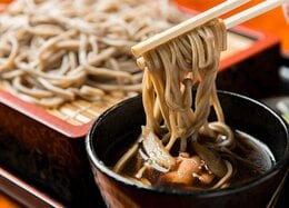 知ってた？ スーパーのおそばは“長さ”が重要なんです