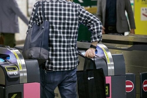 [便利ポイント④]Suica搭載で改札をスイスイ通れます イメージ