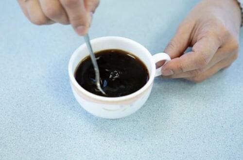 STEP4:よくかき混ぜる インスタントコーヒーおすすめ イメージ