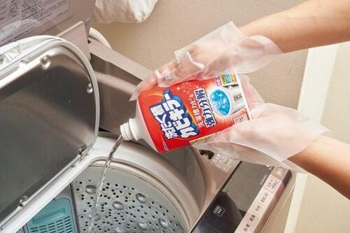 STEP1：洗濯槽に塩素系クリーナーを投入 イメージ