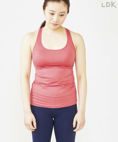 背中も丸まって老けて見えてしまう 初心者向けストレッチ用ポールおすすめ イメージ