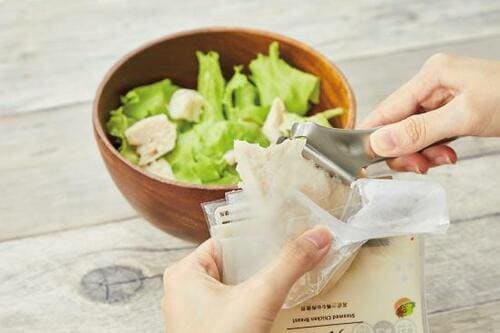 蒸し鶏用に！マーナ「ほぐせるサラダチキントング」 イメージ2