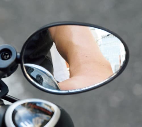 走行時の視界：体が映り込み後方が確認しにくい 自転車用ミラーおすすめ イメージ