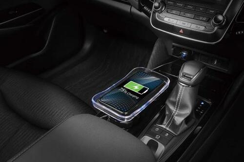 トレイに置くだけで充電！ 車内スマホ充電器のベストチョイス イメージ2