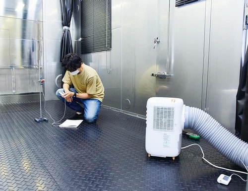 スポットクーラーの冷房&除湿性能をテストしている様子