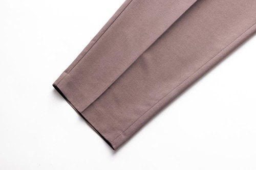 裾にかけて細くなるテーパードシルエット イメージ