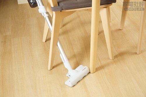 椅子や机を動かす必要なし 軽いコードレス掃除機おすすめ イメージ