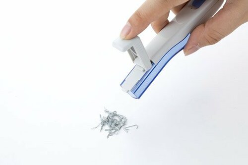 スーッと滑らせればラクに取れて針も飛び散らず一度で捨てられます イメージ3