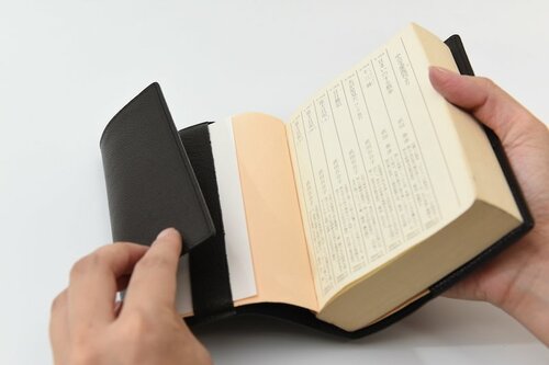折り込み式だと、ぶ厚い本にも使える イメージ