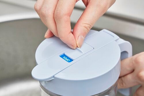 フタにロックが付いているから漏れる心配なし 横置きできる冷水筒おすすめ イメージ3