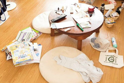 床置きの雑誌や雑貨は「動く収納」を作ってIN!