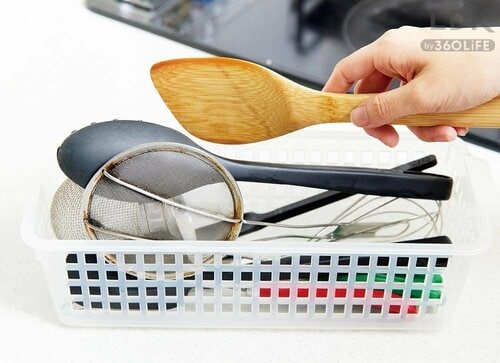 キッチンツール:たまに使うツールはカゴに入れて引き出しや戸棚に 調味料ラックおすすめ イメージ