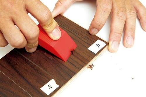 キズにワックスを入れ込むように電池コテを動かしましょう イメージ2