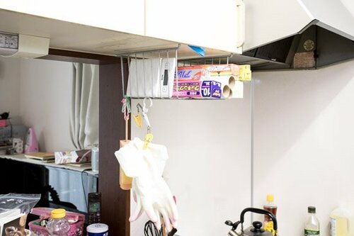 省スペースで高機能な戸棚下ラックを発見!