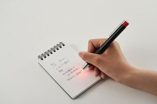 ペン先を照らし暗い場所でも書ける「ライトライトα」 イメージ2