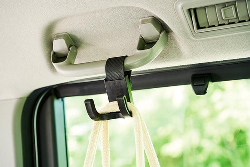 車内で便利な車のシートフックとは? 車のシートフックおすすめ イメージ